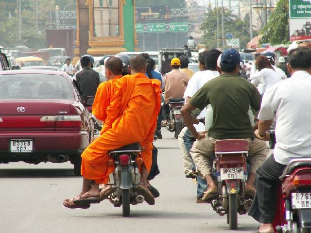 Cambodja - Monnik op de brommer