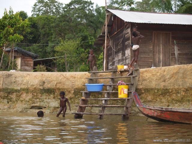 Frans Guyana - Kinderen in rivier